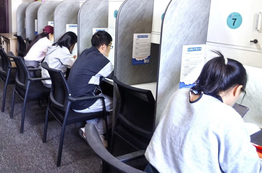 4月28日，石家庄市的众享自习室通泰大厦店里，人们在认真学习。 尹馨鹿摄.jpg